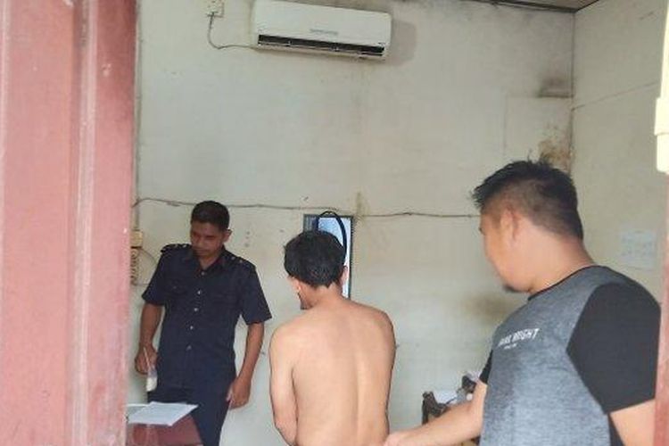 Pelaku AS saat diamankan di Mapolsek Lubuk Begalung, Padang