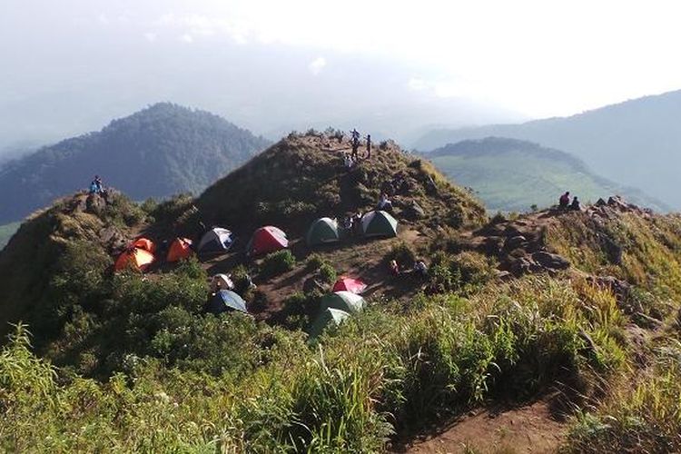 Salah satu lokasi perkemahan para pendaki di atas Gunung Ungaran, Jawa Tengah, Rabu (22/7/2015).