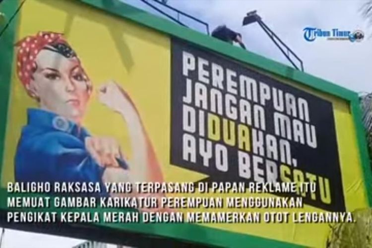 Baliho bertuliskan 'Perempuan Jangan Mau Diduakan, Ayo Bersatu' yang diturunkan Bapenda Makassar di Jalan Andj Djemma, Kecamatan Mamajang, Kota Makassar, Selasa (9/7/2019).