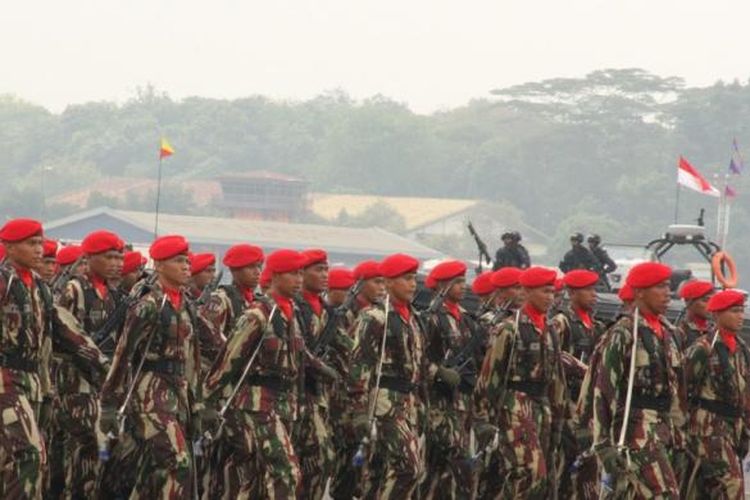 Anggota TNI dari Kopassus Sedang Melakukan Defile di HUT TNI 2012