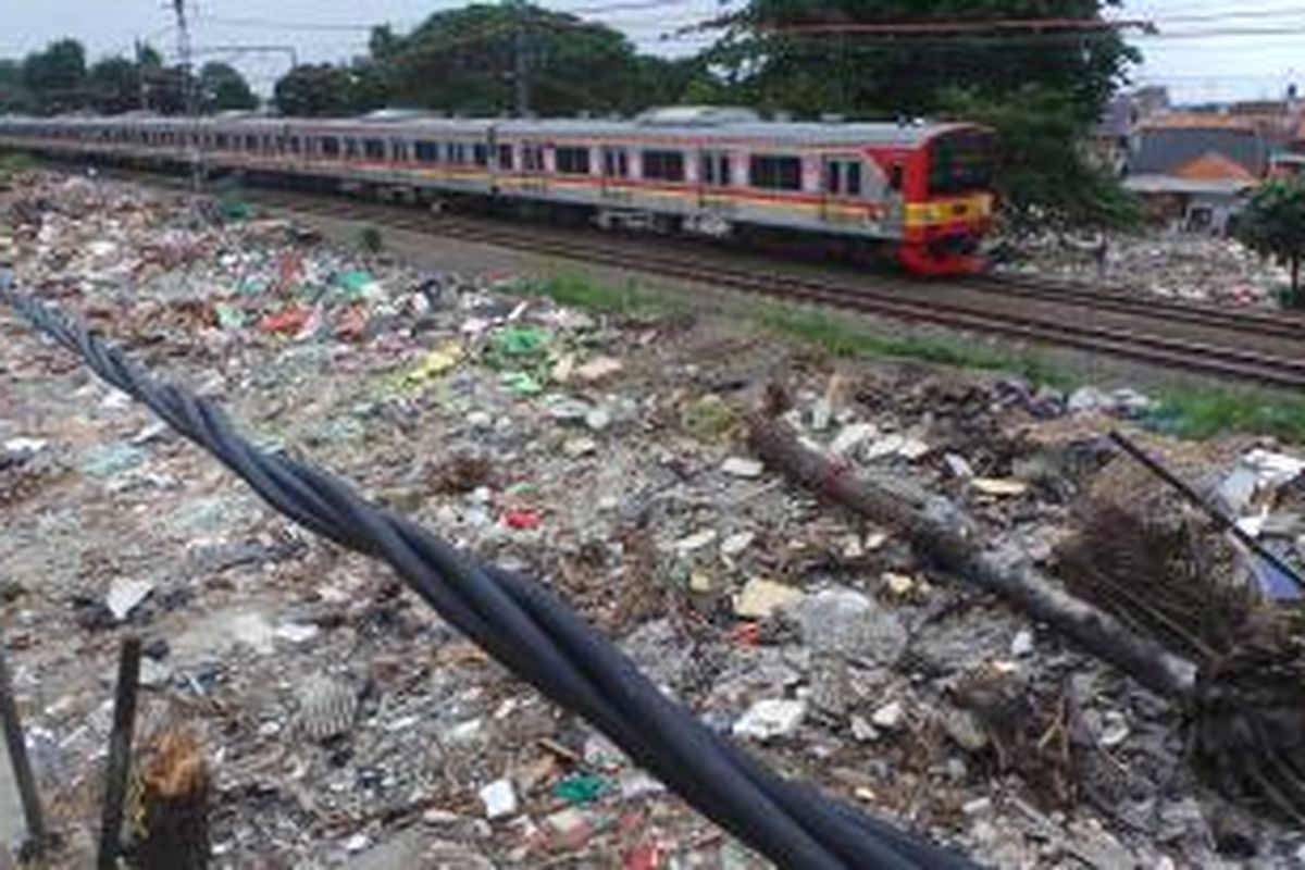 Kios di dekat Stasiun Pasar Minggu telah diratakan oleh petugas dalam penertiban yang dilakukan beberapa waktu lalu. Jumat (2/1/2015).