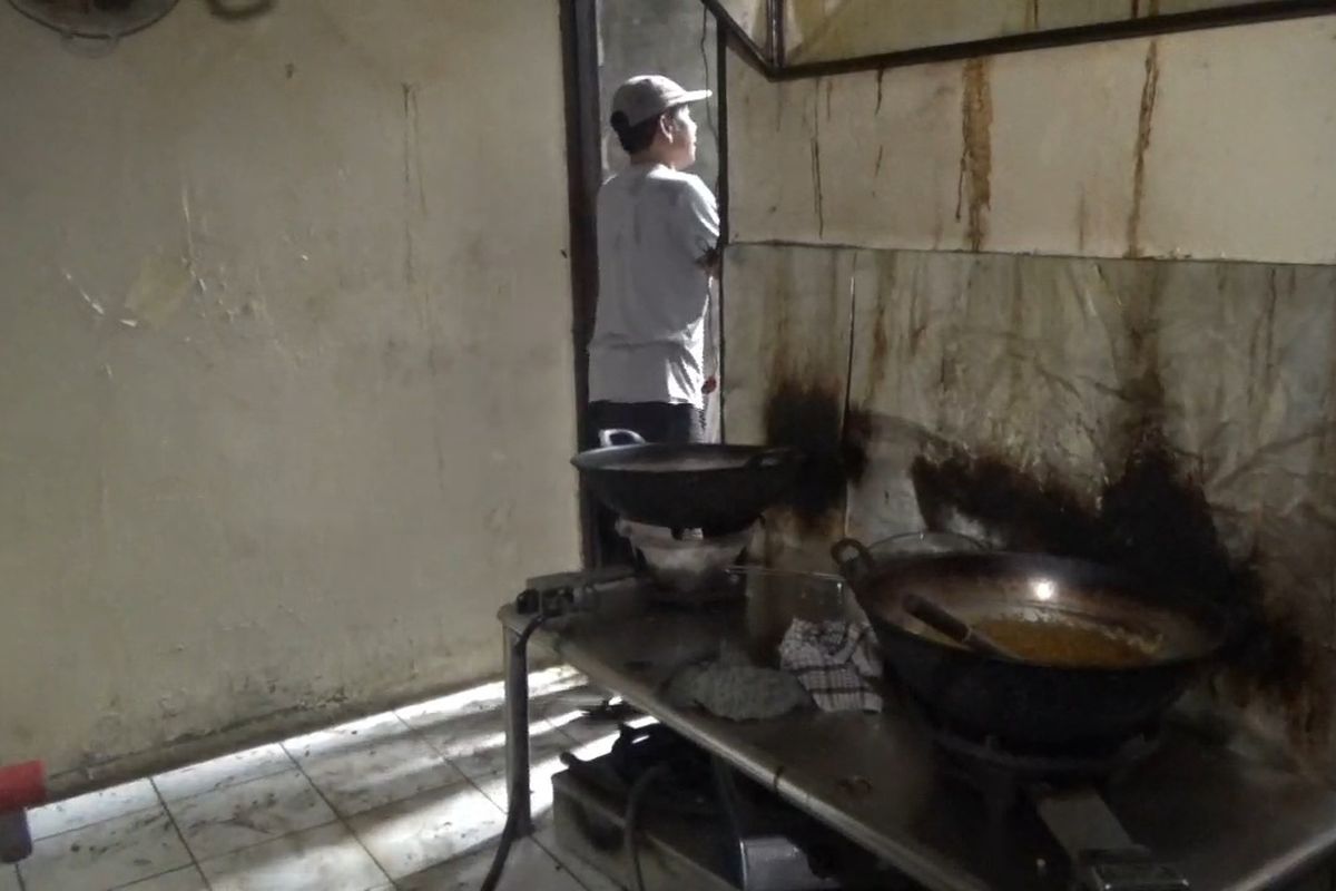 Penampakan dapur di rumah tingkat kawasan Pesanggrahan, Jakarta Selatan, usai tabung gas 12 kilogram meledak, Rabu (28/2/2024).