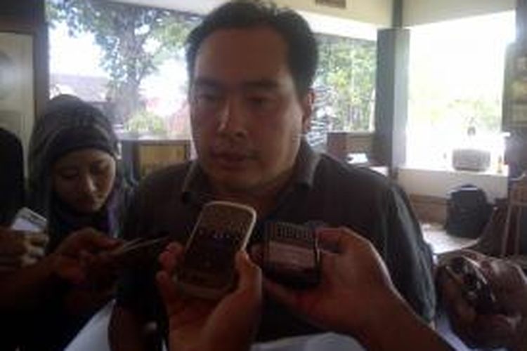 Sekretaris Formasi, Jhonas Paulus Suhardjo, usai jumpa pers tolak kenaikan cukai rokok yang akan ditetapkan Januari 2014 mendatang. Selasa (08/10/2013).