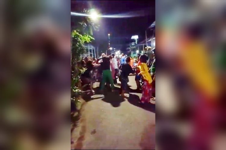 Potongan gambar memperlihatkan sejumlah emak-emak yang terlibat dalam aksi keributan di tengah jalan di wilayah Jalan Urip Sumiharjo 6, Kecamatan Panakkukang, Kota Makassar, Sulsel, pada Selasa (25/7/2023) malam.
