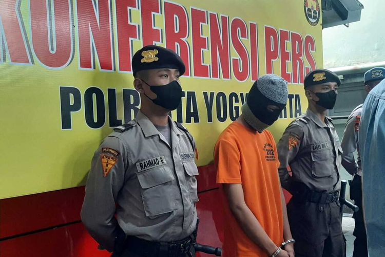Satu tersangka penyerangan SMK swasta di Yogyakarta setelah diamankan Polresta Yogyakarta, Kamis (17/11/2022)