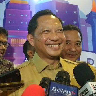 Mendagri Tito Karnavian memberikan keterangan kepada wartawan usai materi dalam Kongres Asosiasi Pemerintah Provinsi Seluruh Indonesia (APPSI) ke VI di Hotel Borobudur, Lapangan Banteng, Jakarta Pusat, Selasa (26/11/2019).