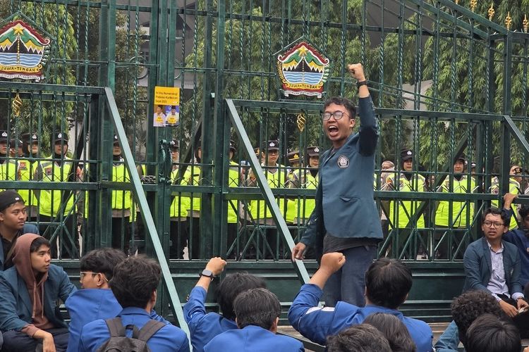 Demo di Kantor Gubernur Jateng, Mahasiswi Undip Protes Ruang Jabatan Sipil Dicaplok Anggota Polri