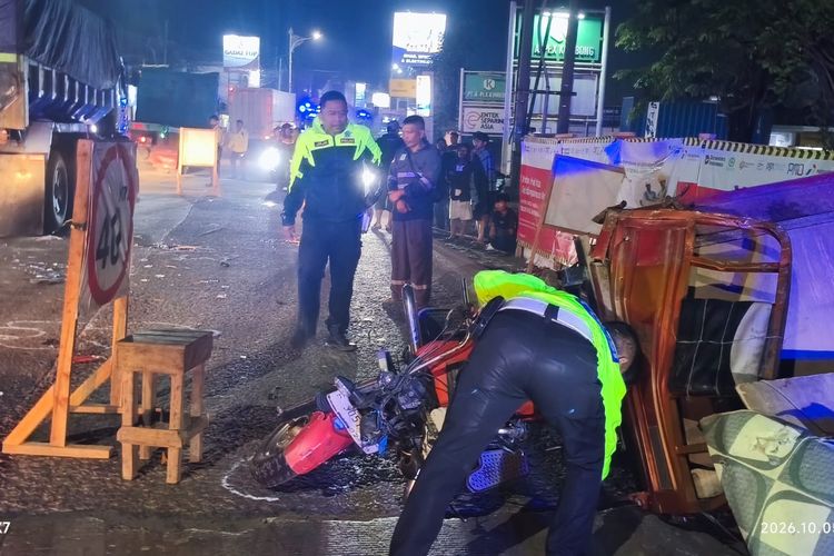Motor Roda Tiga Bawa 6 Penumpang Tabrak Truk di Cileungsi Bogor, 2 Tewas dan 5 Luka-luka