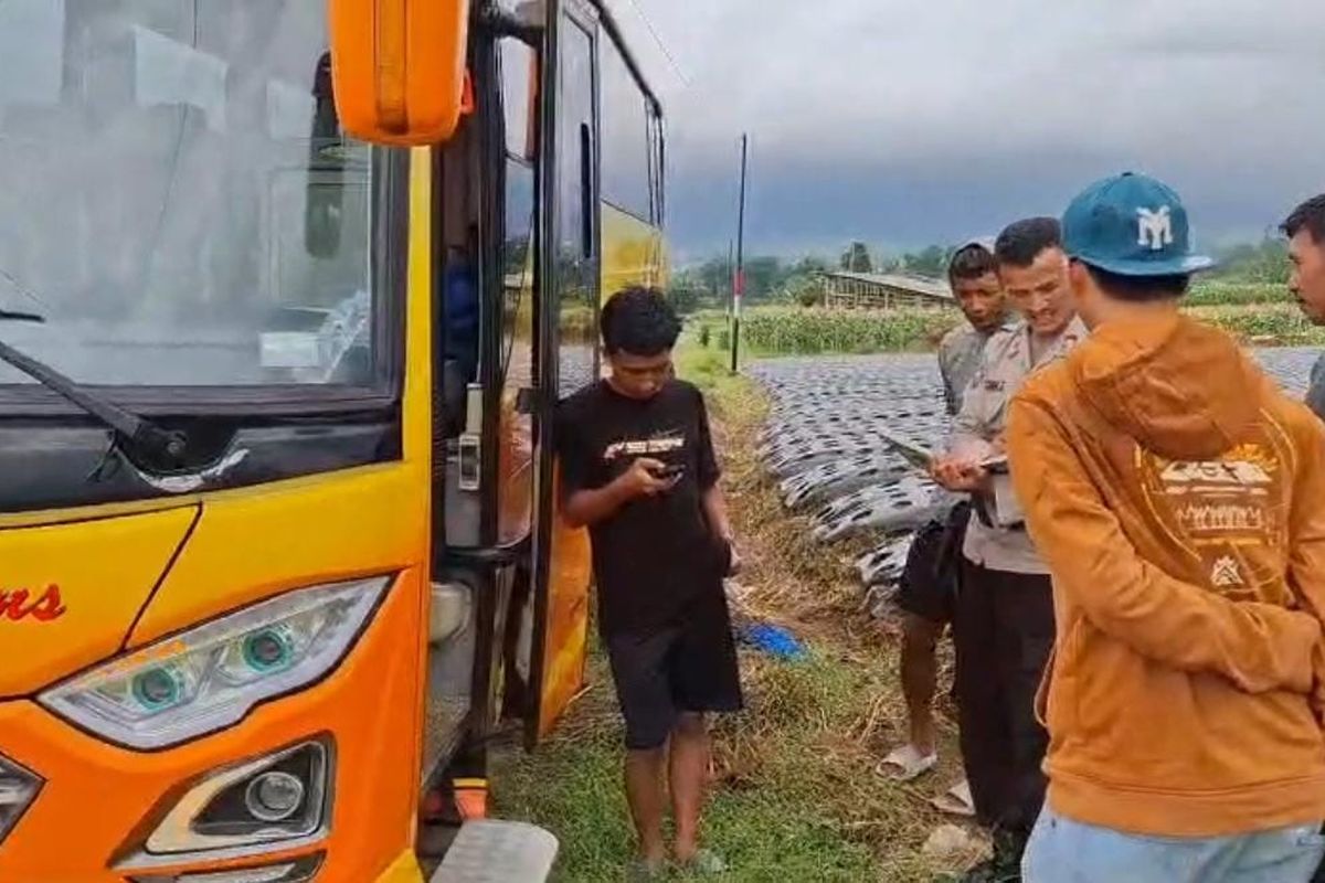 Sebuah bus yang membawa rombongan calon pendaki Gunung Sumbing dari Brebes terjebak di jalur pertanian di Dusun Klowoh, Desa Kwadungan, Kecamatan Kalikajar, Kabupaten Wonosobo.