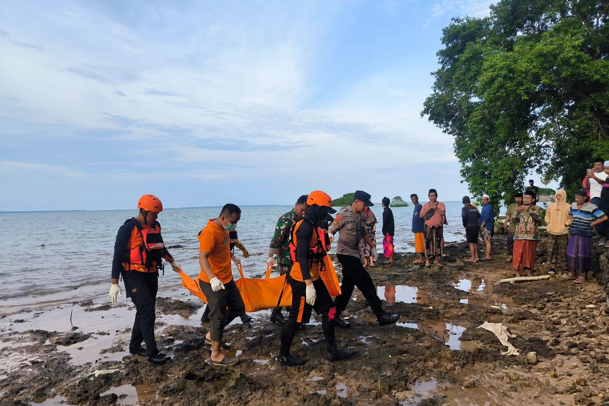 Petugas gabungan dari TNI, Polri dan Basarnas saat mengevakuasi jasad tanpa identitas di Kecamatan Talango, Kabupaten Sumebep. 