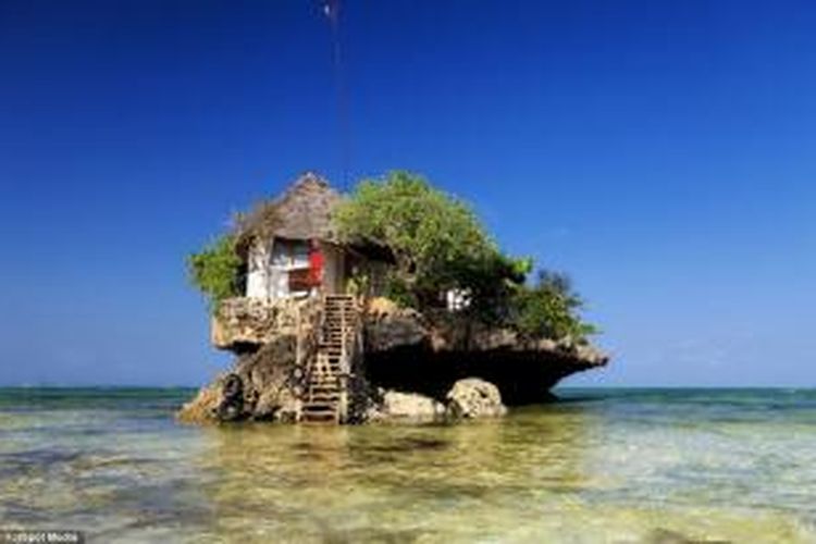 Sesuai namanya, The Rock Restaurant memang berada di atas batu karang setinggi tujuh meter di Zanzibar, Afrika Timur.