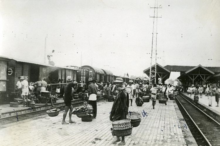 Kesibukan di Stasiun Manggarai pada tahun 1951. 