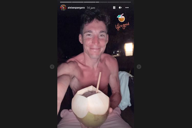 Aleix Espargaro yang cukup sering membuat Instagram Story terlihat tertarik dengan kelapa muda.