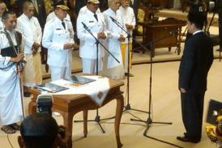 Menteri Dalam Negeri Gamawan Fauzi melantik Made Mangku Pastika dan Ketut Sudikerta sebagai Gubernur dan Wakil Gubernur Bali periode 2013-2018.