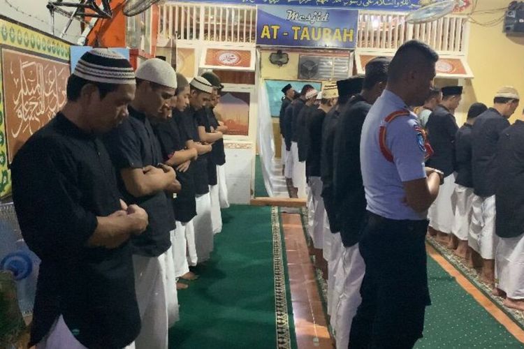 Para narapidana muslim dan petugas melaksanakan Shalat Tarawih di Masjid At-Taubah di Lapas Bagansiapiapi Kabupaten Rohil, Riau, Jumat (8/4/2022).