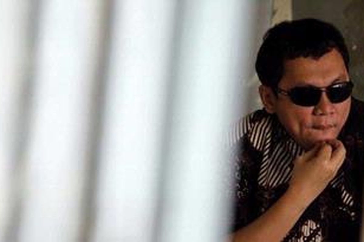 Gayus Halomoan Tambunan, tersangka kasus mafia pajak, menunggu sidang dimulai di ruang tahanan Pengadilan Negeri Jakarta Selatan, Rabu (8/9/2010). Sidang perdana ini mengagendakan pembacaan dakwaan. 