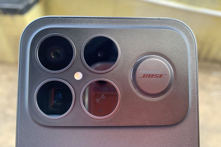 Modul punggung Poco F8 Ultra yang berbentuk persegi panjang dengan terdapat speaker tambahan (subwoofer) Bose di sebelah bezel kamera. 