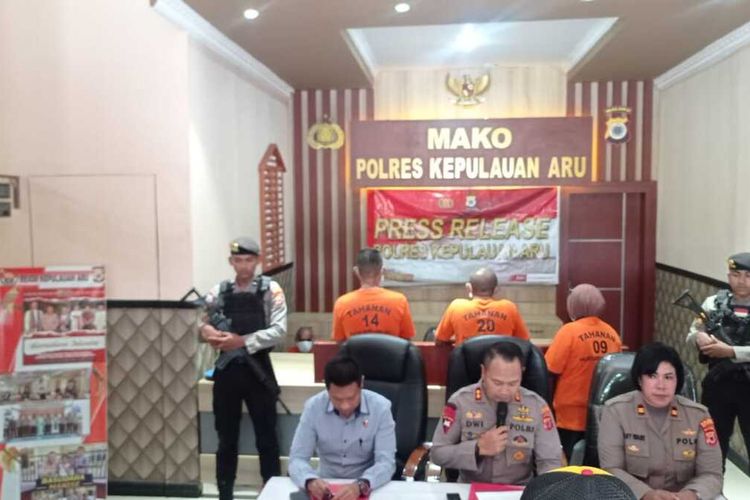 Tiga tersangka dugaan korupsi dana penanganan Covid-19 di dinas kesehatan pangan kabupaten Kepulauan Aru, Maluku resmi ditahan polisi, Rabu (30/11/2022)