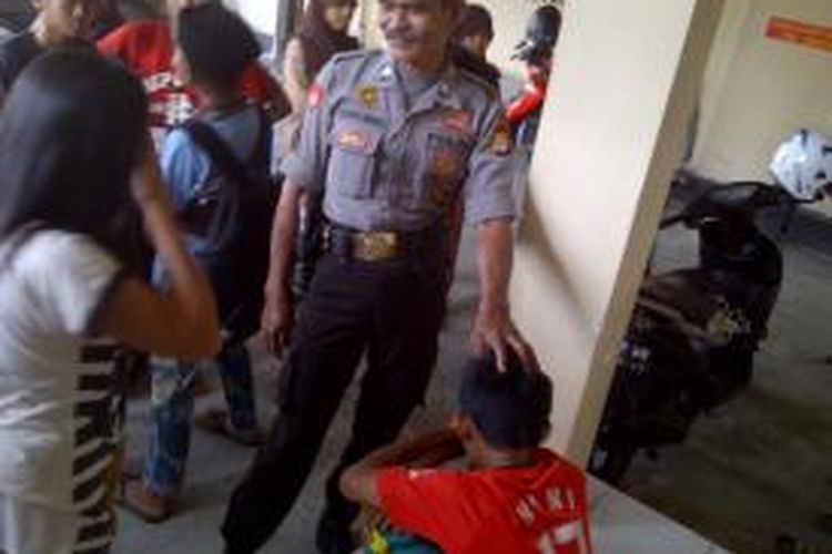 Salah seorang pelajar SMP di Kabupaten Bone, Sulawesi Selatan dibekuk polisi setelah mencabuli seorang siswi SMA beramai ramai.  