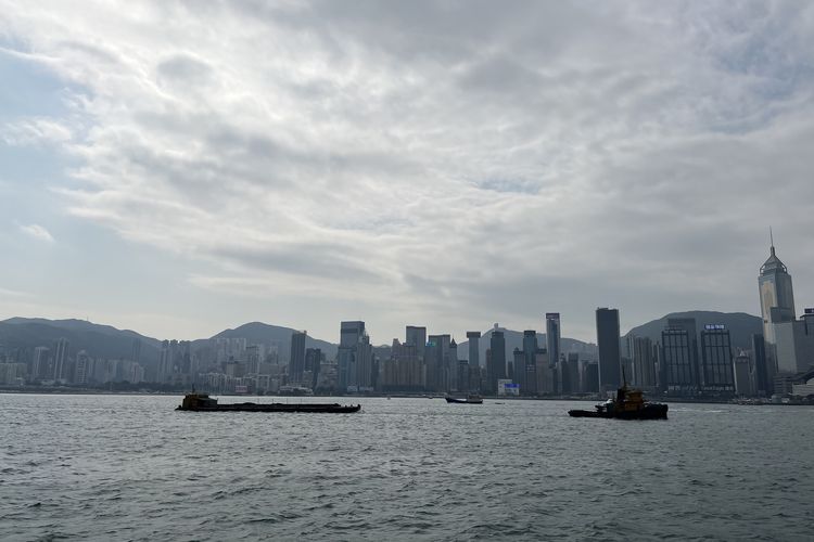 Pemandangan Hong Kong Island side dan Selat Victoria yang dilihat dari kawasan pejalan kaki Avenue of Stars, Tsim Sha Tsui, Kowloon, Hong Kong, Kamis (16/2/2023).