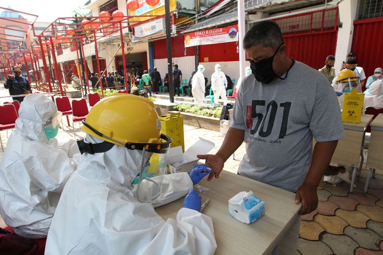 Petugas medis Dinas Kesehatan Kota Bogor menggelar uji cepat (rapid test) massal Covid-19 di Pasar Bogor, Kota Bogor, Rabu (29/4/2020).  Rapid test untuk mencegah penyebaran wabah Covid-19.