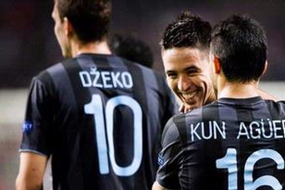 Penyerang Manchester City, Sergio Aguero (kanan), ikut merayakan gol gelandang Samir Nasri (kedua dari kanan), ke gawang Ajax Amsterdam, pada pertandingan ketiga Grup D, di Amsterdam ArenA, Rabu (24/10/2012).