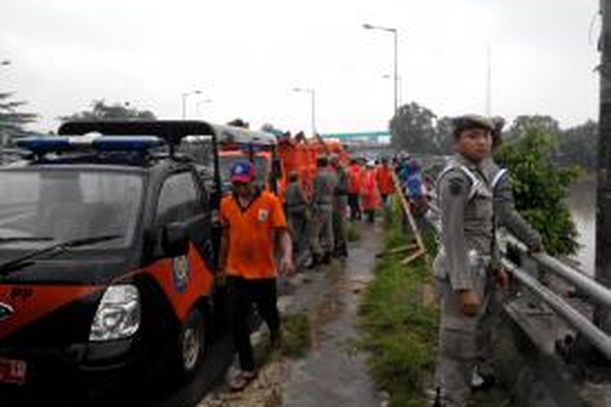 Petugas Satpol PP beraksi menertibkan penghuni liar di Kolong Jembatan Kampung Melayu, Jatinegara, Jakarta Timur. Kamis (22/1/2015). 