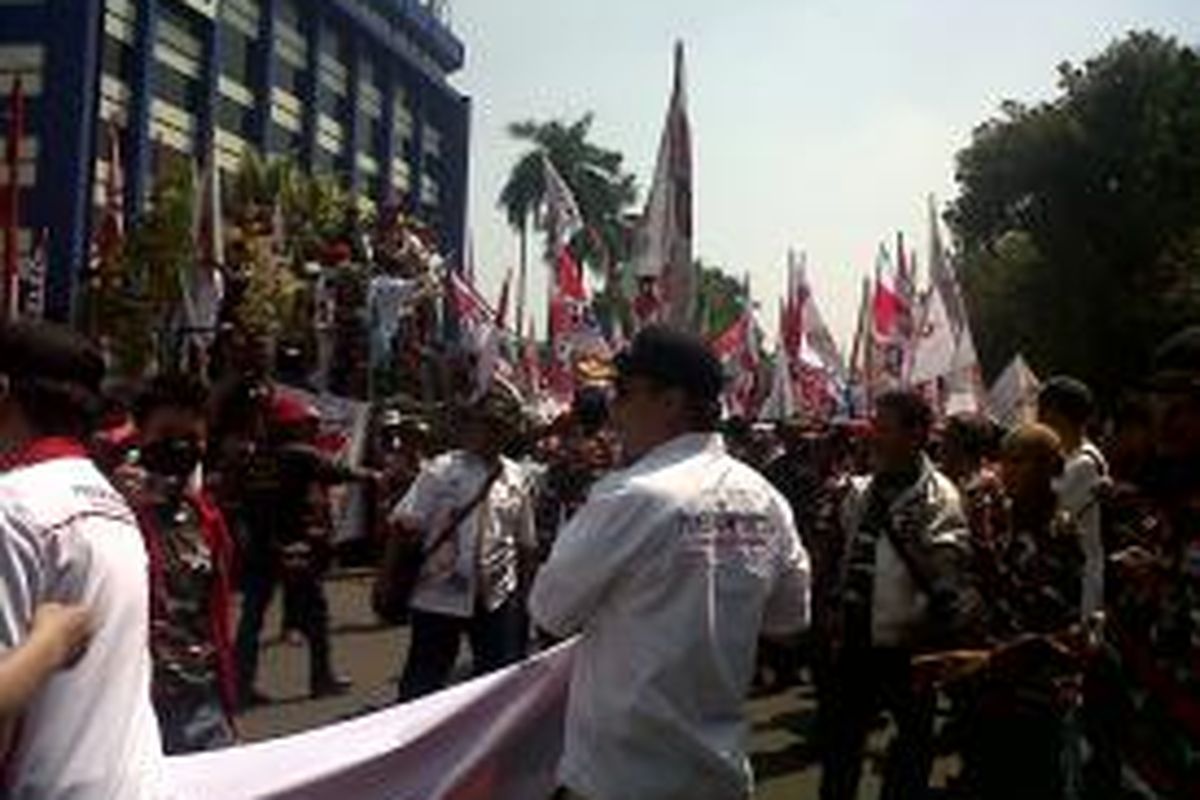 Massa pendukung Prabowo Subianto-Hatta Rajasa kembali beraksi di depan Gedung Mahkamah Konstitusi, Jalan Medan Merdeka Barat, Jakarta Pusat, Selasa (19/8/2014).