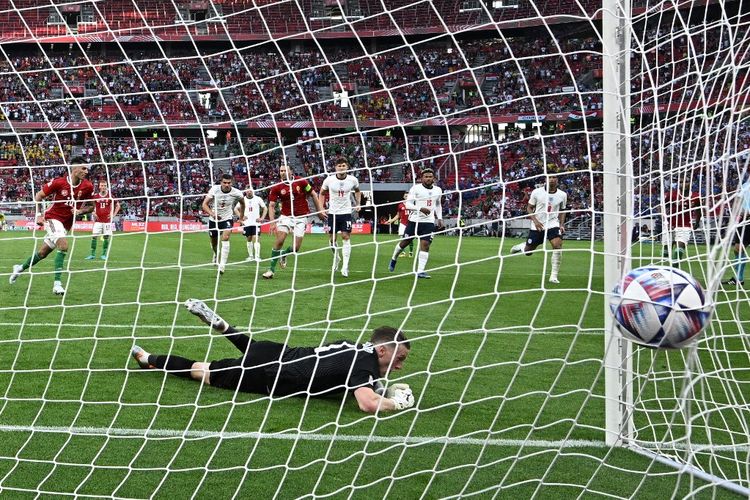 Gelandang Hongaria Dominik Szoboszlai (kiri) mencetak gol ke gawang timnas Inggris via penalti dalam laga matchday pertama Grup 3 Liga A UEFA Nations League 2022-2023 di Stadion Puskas Arena, Hongaria, Sabtu (4/6/2022) malam WIB.