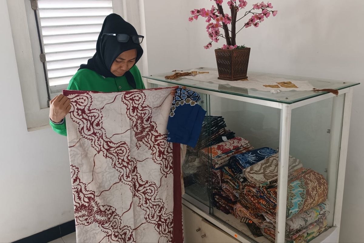 Salah satu perajin batik tulis di Kabupaten Malang Jawa Timur