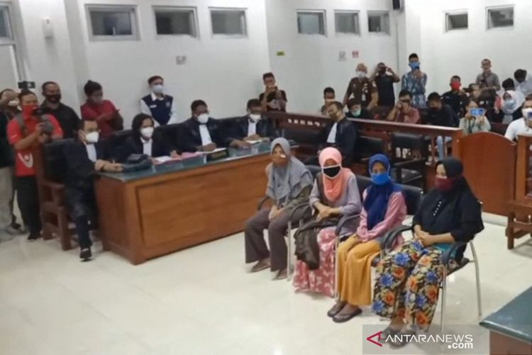 Empat ibu rumah tangga (IRT) yang menjadi terdakwa perusakan dengan pelemparan batu ke gudang tembakau milik UD Mawar Putra di Desa Wajageseng, ketika hadir dalam sidang perdananya di Pengadilan Negeri Praya, Lombok Tengah, NTB, Senin (22/2/2021). 