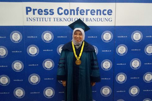 Bos Wardah, Wanita Pertama yang Terima Gelar Honoris Causa dari ITB