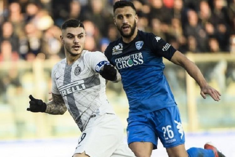 Mauro Icardi dikawal Matias Silvestre pada laga Empoli vs Inter Milan dalam lanjutan Liga Italia di Stadion Carlo-Castellani, 29 Desember 2018. 