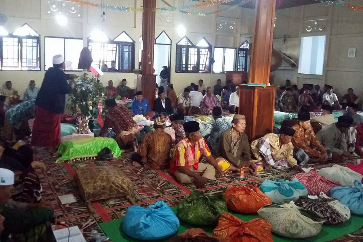 Meriahnya meludan awan di salah satu masjid masyarakat Jawa Tondano (Jaton). warga membawa makanan untuk didoakan di masjdi setelah itu disantap bersama.
