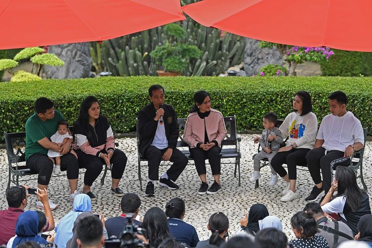 Presiden Joko Widodo (ketiga kiri) bersama Ibu Negara Iriana Joko Widodo (tengah), putra Gibran Rakabuming Raka (kanan) dan istri Selvi Ananda (kedua kanan) dan cucu Jan Ethes (ketiga kanan), putri Kahiyang Ayu (kedua kanan) bersama suami Bobby Nasution (ketiga kanan) dan cucu Sedah Mirah berbincang dengan wartawan di Grand Garden Cafe Kebun Raya Bogor, Jawa Barat, Sabtu (8/12). Dalam kegiatan tersebut, presiden bersama keluarga menyusuri kawasan Istana Bogor, Kebun Raya Bogor serta melakukan bincang media bersama wartawan kepresidenan. ANTARA FOTO/Wahyu Putro A./hp.