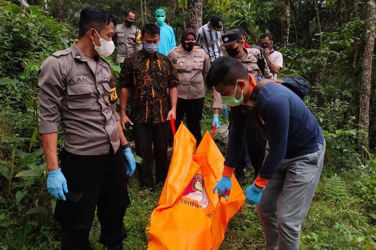 Warga Magetan menemukan mayat tanpa identitas disebuah kebun saat hendal mencari rumput. Disamping mayat tanpa identitas tersebut ditemukan barnag milik korban seperti tas serta kartu remi.