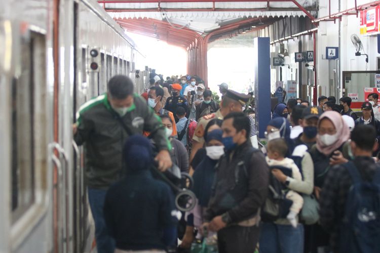  TURUN--Para pemudik yang menggunakan jasa kereta api turun di Stasiun Madiun, Rabu (19/4/2023).