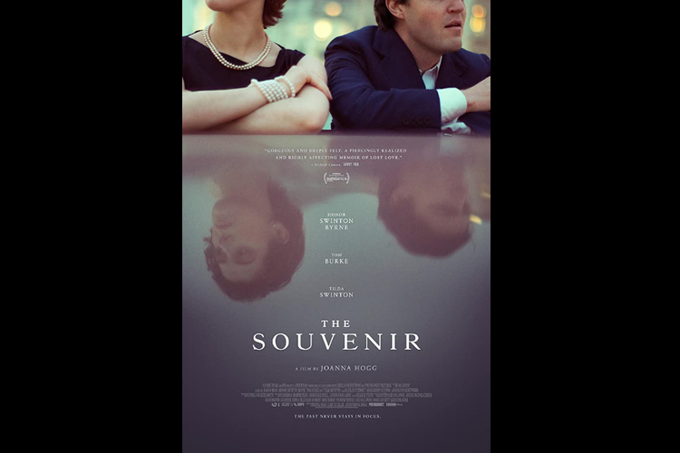 Honor Swinton dan Tom Burke dalam film semi-autobiografi The Souvenir (2019).