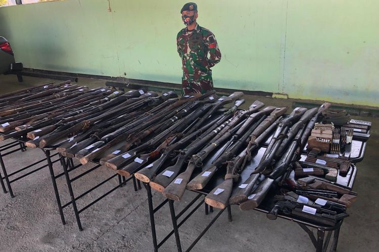 Ratusan senjata api rakitan Pasukan TNI dari Satgas Pamtas Yonarmed 6/3 Kostrad di wilayah perbatasan Indonesia -Timor Leste Sektor Barat