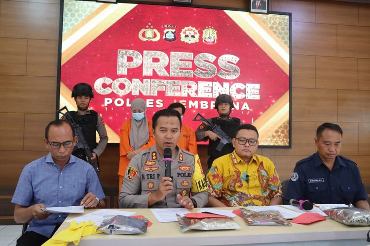 Polisi menyampaikan keterangan pers kasus penipuan dengan modus menggandakan uang, Jumat (15/3/2024) di Mapolres Jembrana, Kabupaten Jembrana, Bali.