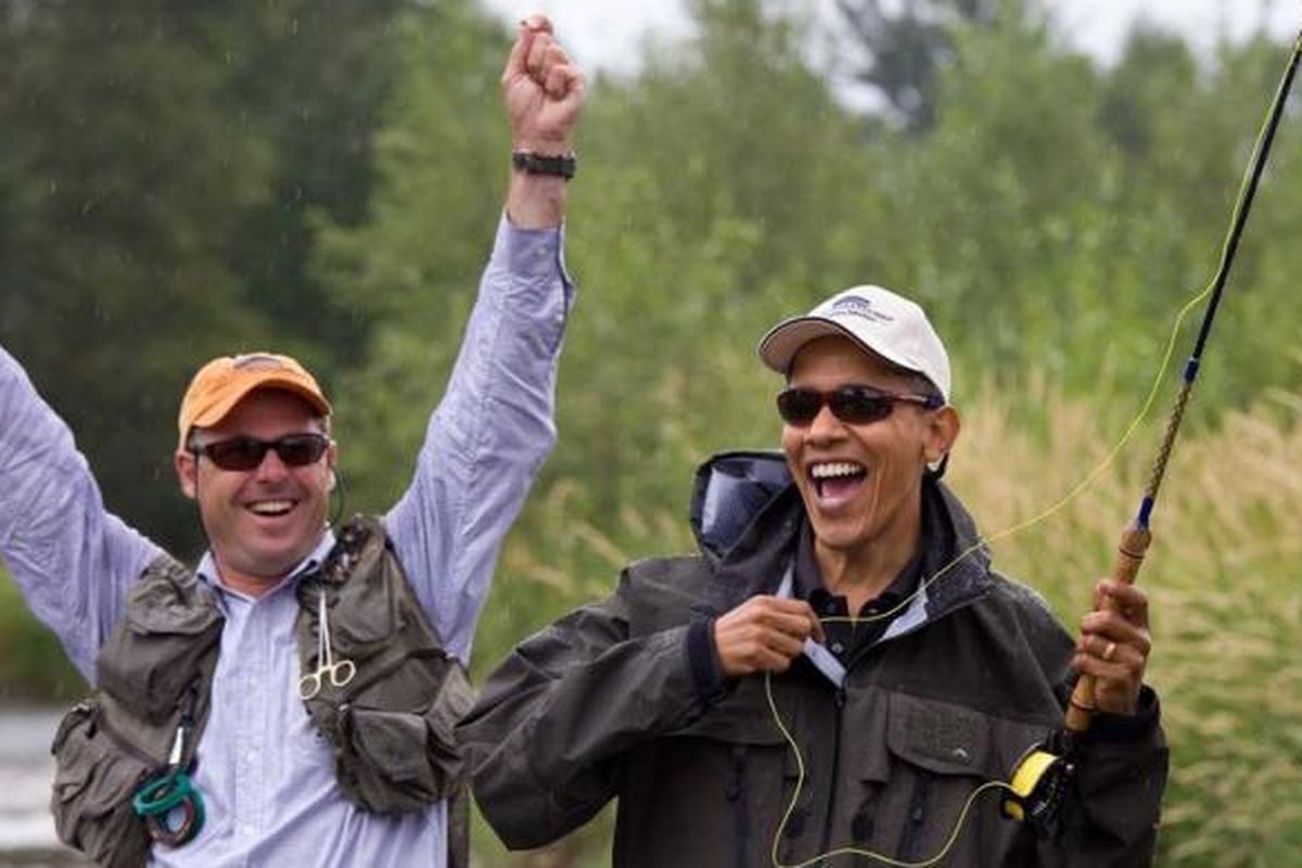 Di Montana, AS, Obama menghabiskan waktu dengan memancing di sungai. 