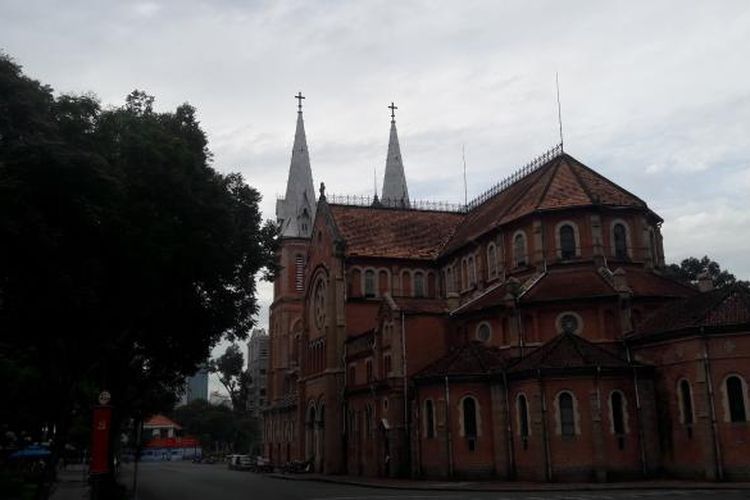 Gedung Katedral Notre Dame, salah satu obyek wisata di Ho Chi Minh City, Vietnam.