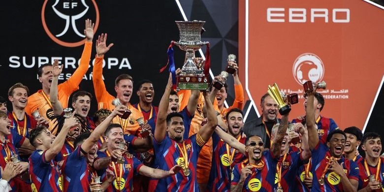 Para pemain Barcelona mengangkat trofi Piala Super Spanyol usai menang 3-2 atas Real Madrid. Pertandingan final Piala Super Spanyol 2025 Barcelona vs Real Madrid bergulir di King Abdullah Sports City, Jeddah, pada Minggu (11/1/2026).