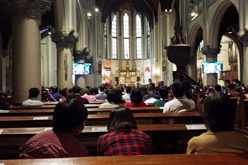 Khusyuknya Jemaah Lansia Rela Ikut Misa di Katedral Jakarta hingga Malam