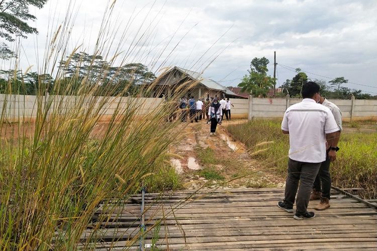 Pagar pembatas jalan tol yang terbuat dari beton dibongkar warga untuk akses jalan di seksi I Tol Balikpapan – Samarinda, Selasa (23/2/2021).