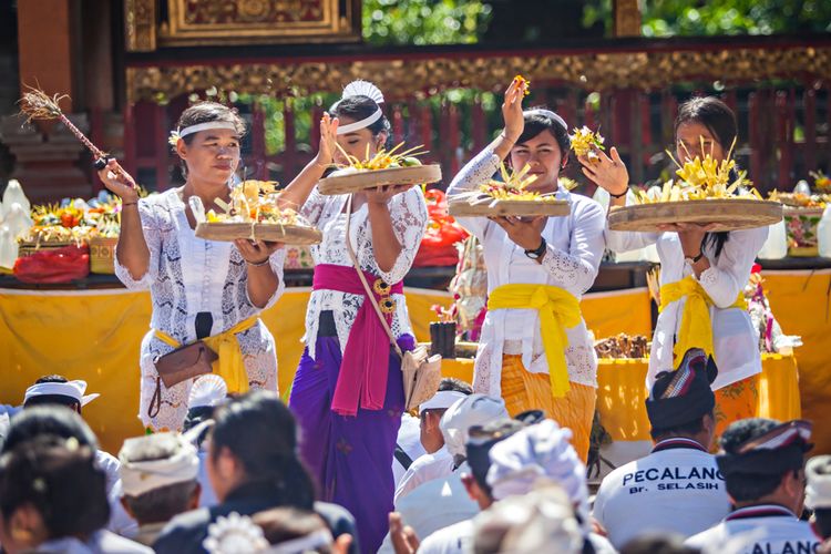 Ilustrasi umat Hindu melakukan rangkaian ibadah di Pura Tirta Empul, Bali
