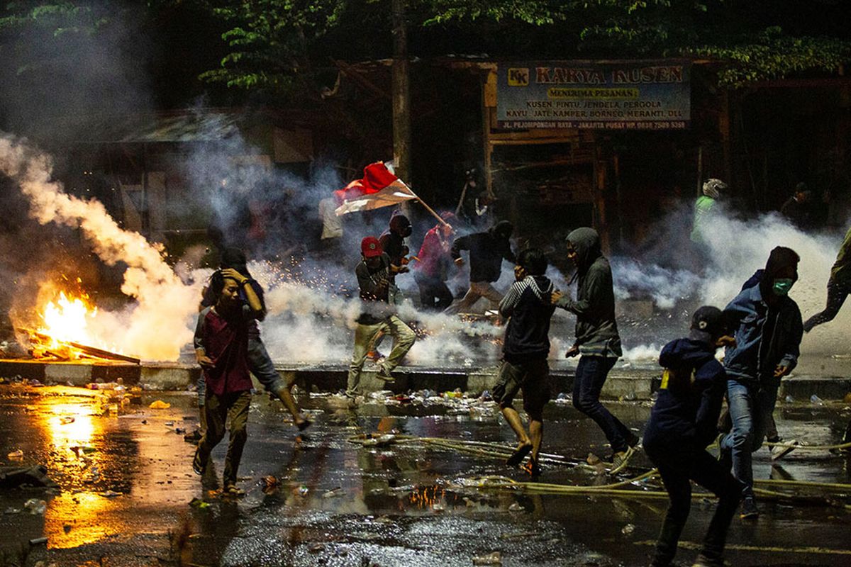 Pengunjuk rasa berlari menghindari gas air mata saat terjadi kericuhan di kawasan Pejompongan, Jakarta, Kamis (26/9/2019). Demo yang melibatkan pelajar dari berbagai tingkatan menengah ke atas dan diwarnai kericuhan pada Rabu kemarin masih terkait aksi penolakan UU KPK dan RKUHP yang telah bergulir di sejumlah daerah sejak awal pekan.