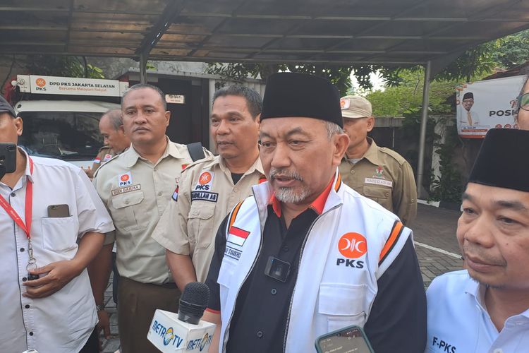 Presiden PKS Ahmad Syaikhu saat ditemui di markas PKS, Jalan TB Simatupang, Jakarta Selatan, Selasa (18/4/2023). 