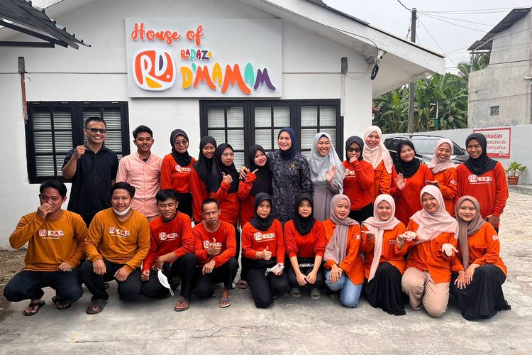 Widiati Wulandari bersama para karyawannya mengabadikan momen kunjungan Yane Ardian, istri Wali Kota Bogor Bima Arya pada Kamis, (23/11/2023).