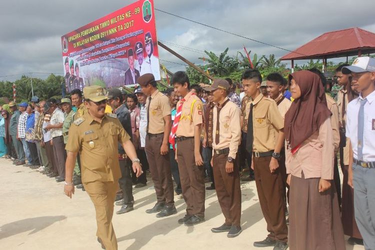 Pelajar di wilayah perbatasan Kecamatan Sebatik, Kabupaten Nunukan, mengikuti upacara pembukaan TNI Manunggal Masuk Desa (TMMD) ke-99 pada tahun 2017.